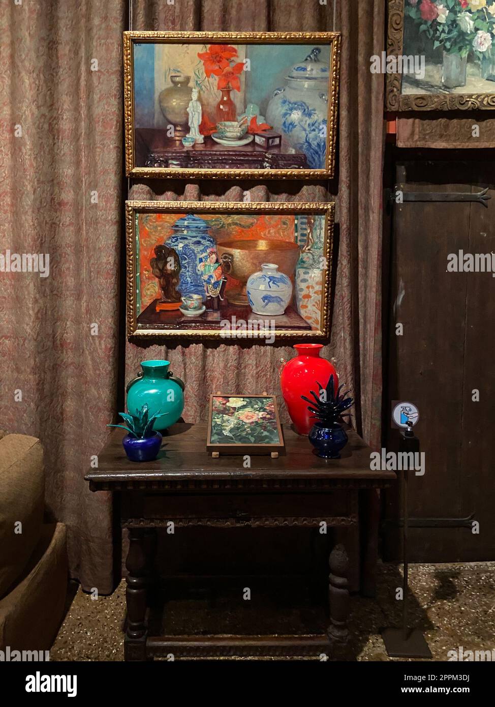 Nachttisch und Wanddekor im Museo Fortuny Venice Stockfoto
