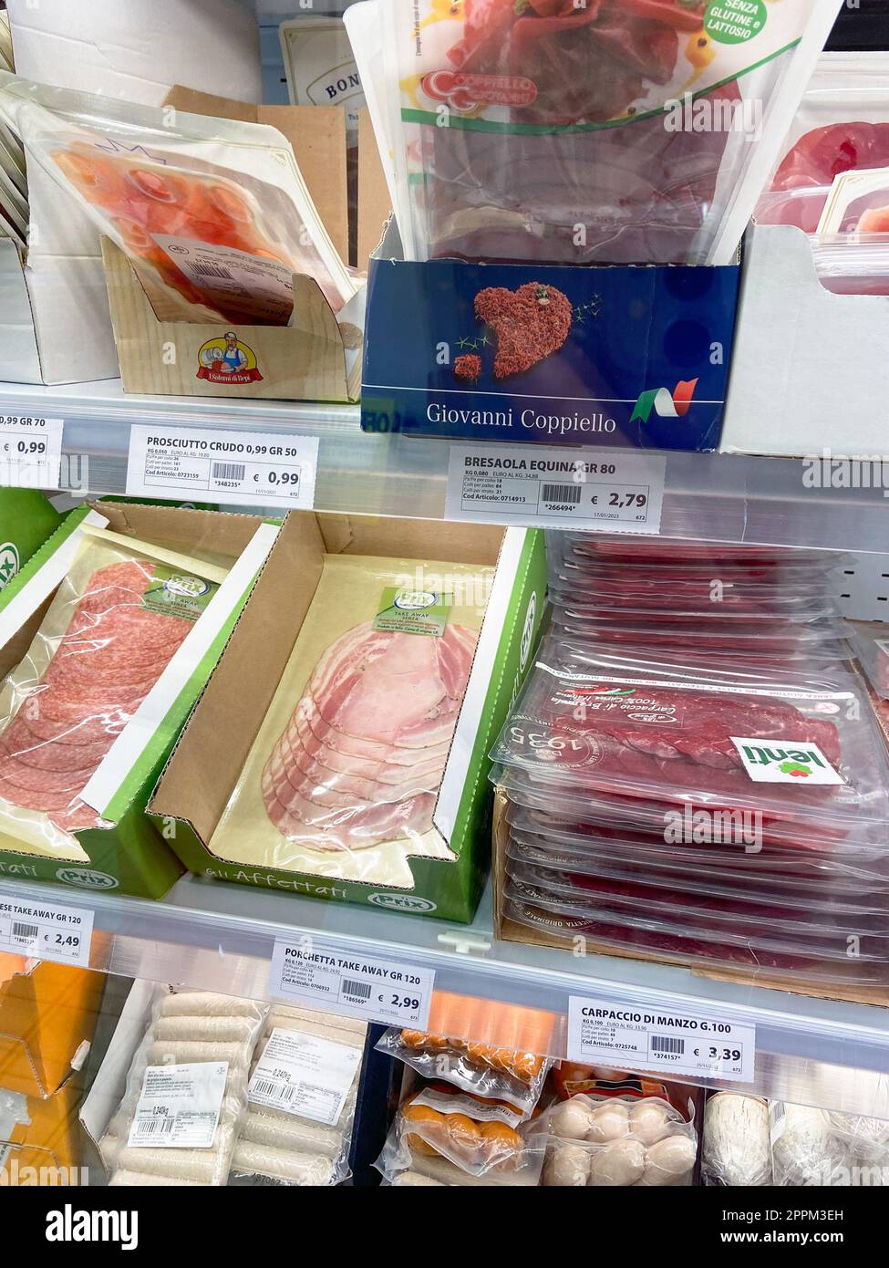 Wurstscheiben und Schinken und Preise im Supermarkt Stockfoto