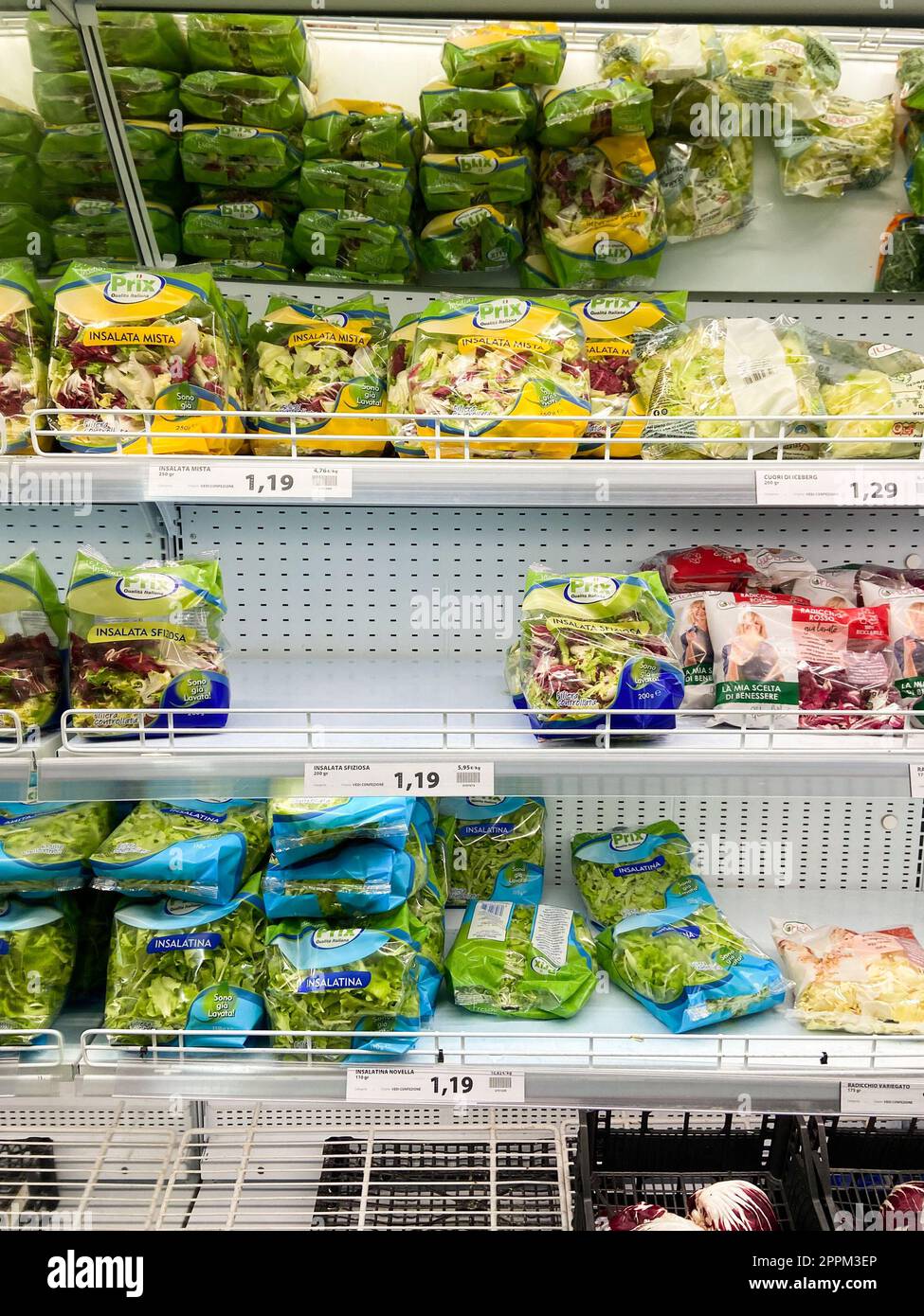 Salate und Preise im Prix Supermarkt in Venedig Stockfoto