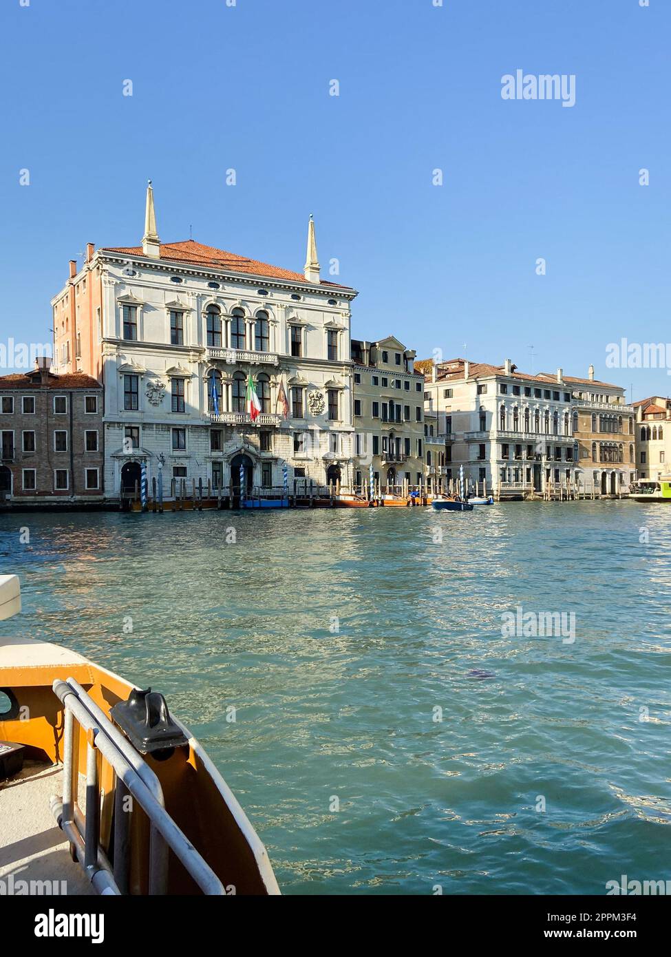 Blick auf den Palast am Ufer des Canal Grande Stockfoto