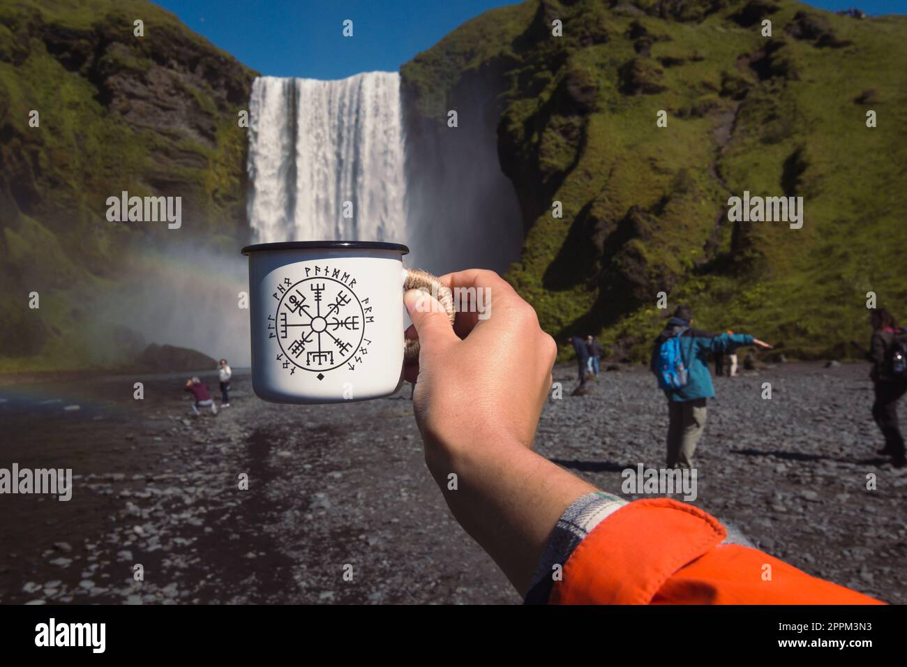 Nahaufnahme Frau mit emailliertem Becher Konzeptfoto Stockfoto