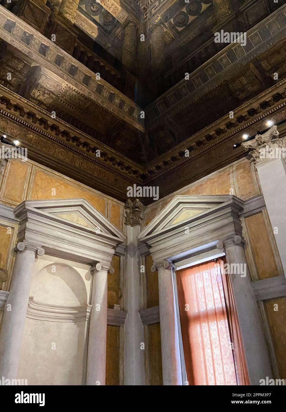 Fenster und Decke im Correr Museum in Venedig Stockfoto