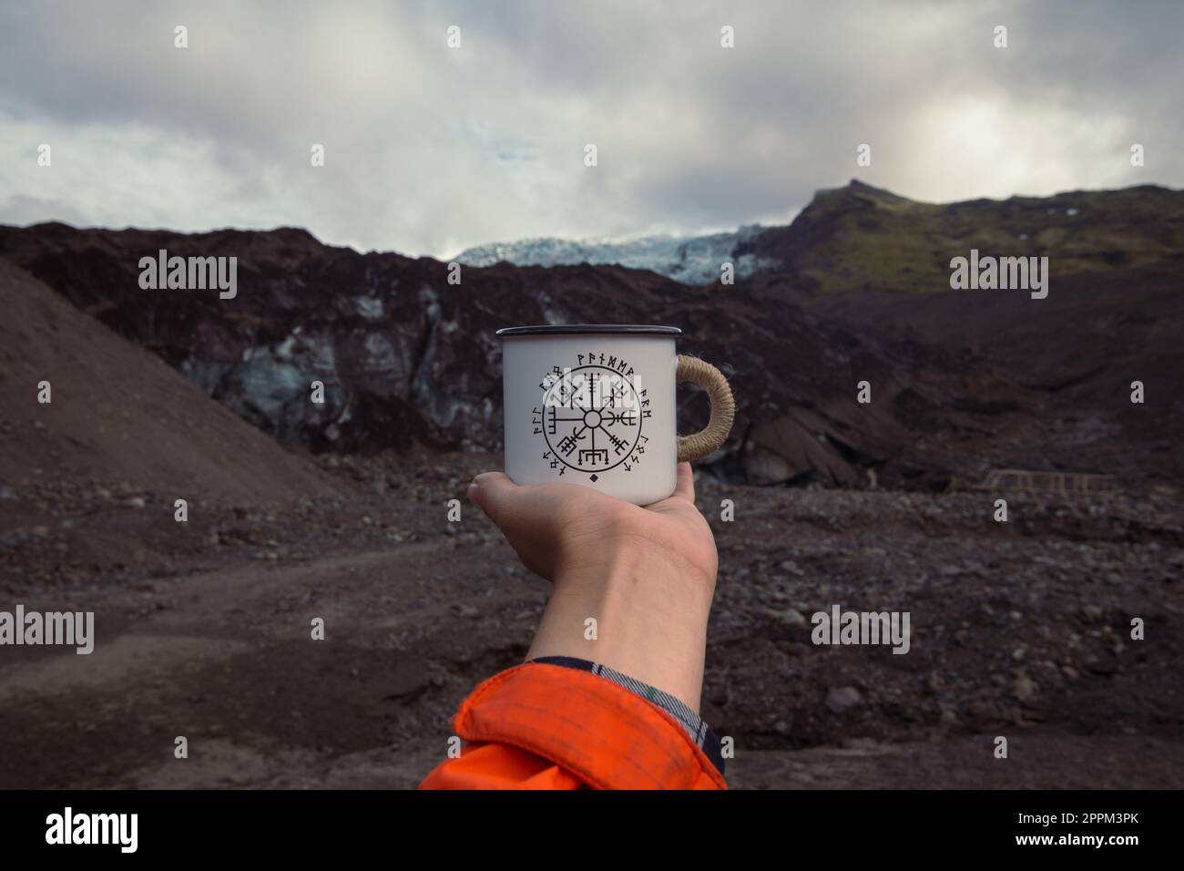 Nahaufnahme Dame mit Touristentasse Konzeptfoto Stockfoto