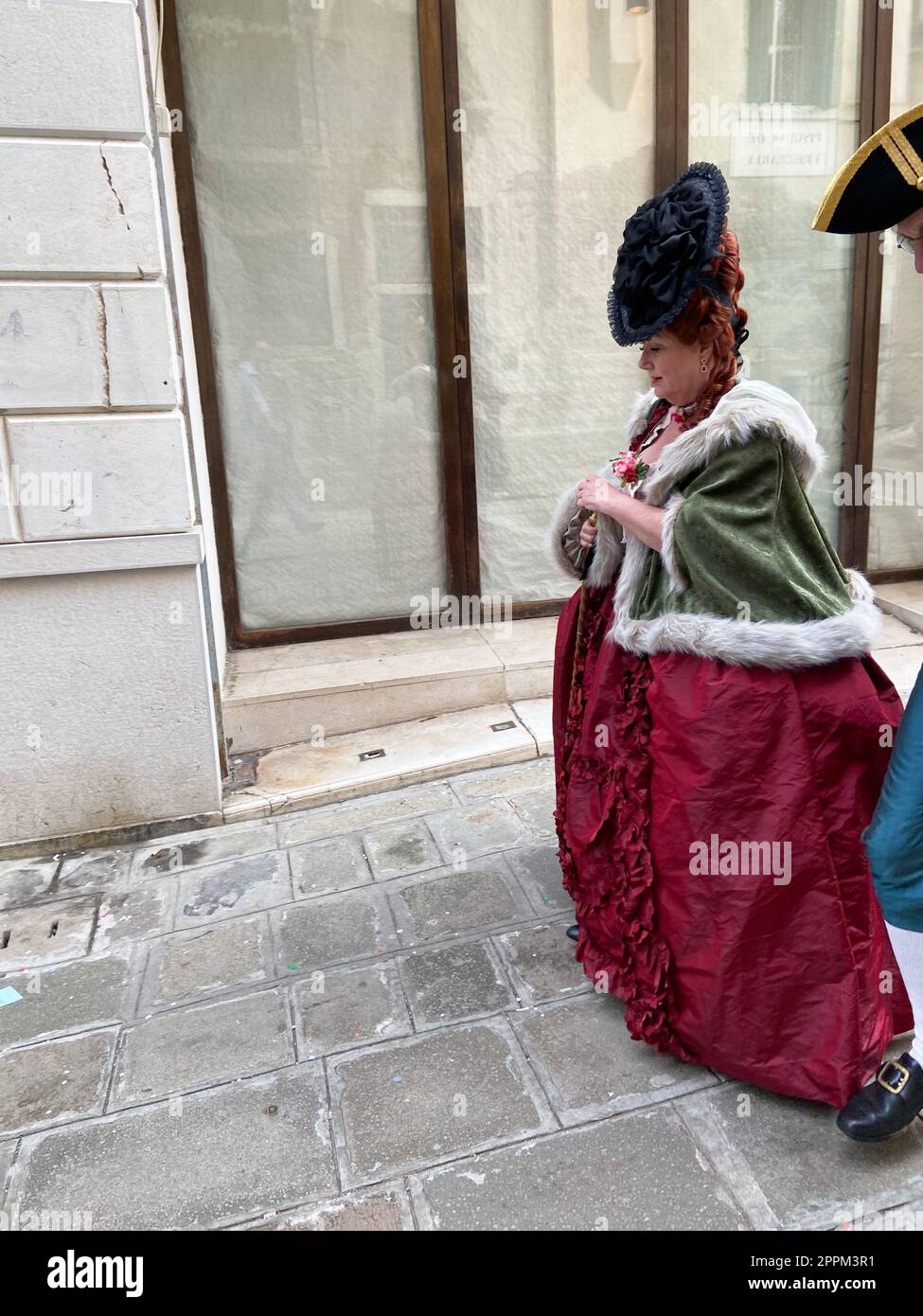 Maskierende Frau auf der Straße in Venedig Stockfoto