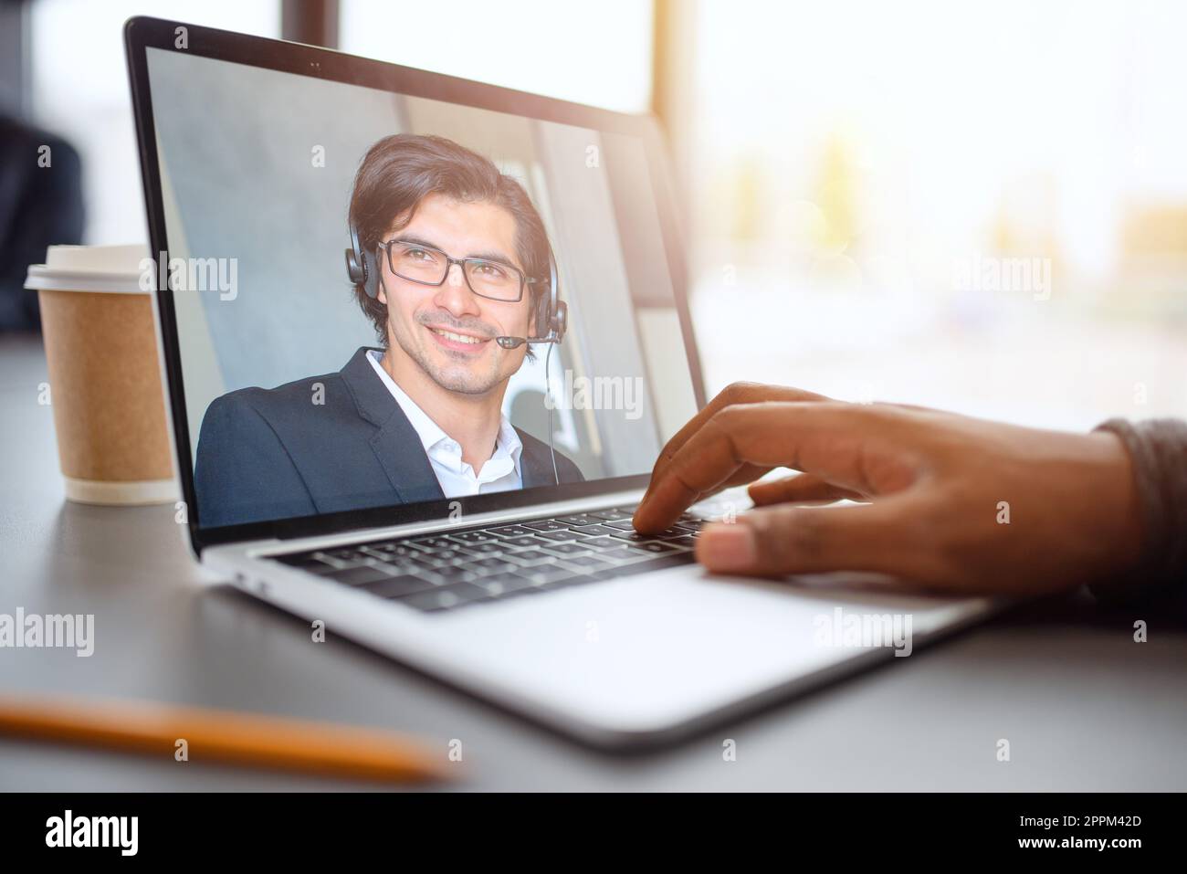Geschäftsmann arbeitet in der Ferne mit einem Videocall wegen Quarantäne von Coronavirus covid19. Konzept des intelligenten Arbeitens. Unternehmen, Büro. Stockfoto