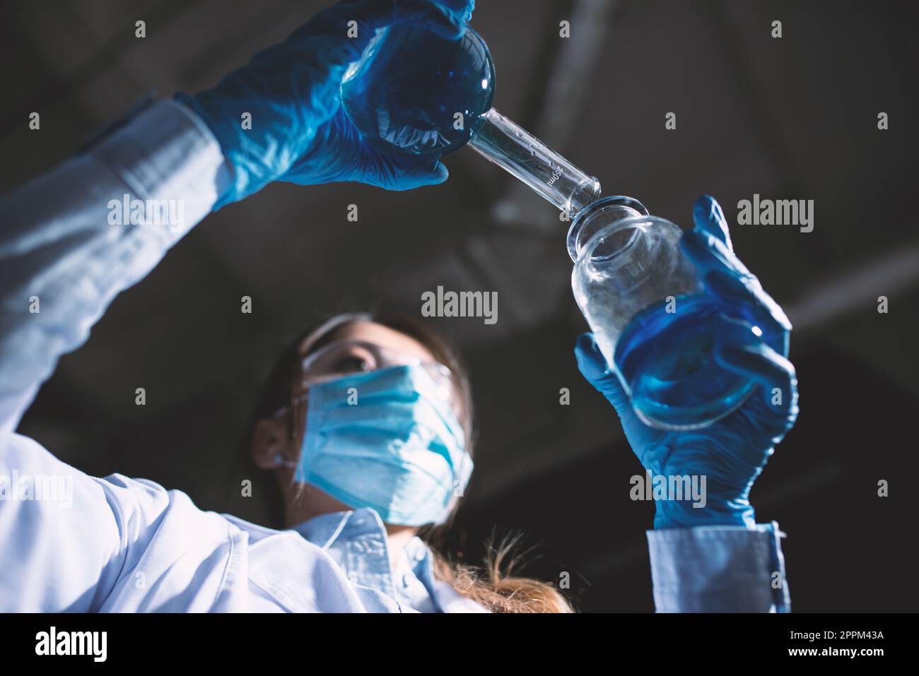 Medizinwissenschaftliches Labor. Konzept der Bakterienforschung gegen das Kovid-19-Coronavirus Stockfoto