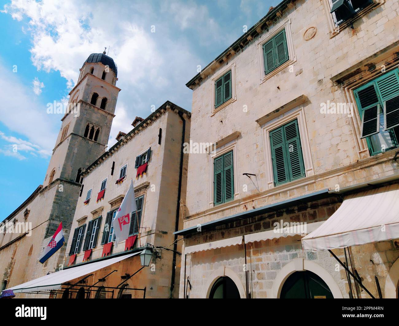 Stradun, Stradone ist die Hauptstraße des historischen Stadtzentrums von Dubrovnik in Kroatien. Architektonische Sehenswürdigkeiten. Ein beliebter Ort für touristische Spaziergänge. 14. August 2022 Turm und Fassaden von alten Häusern. Stockfoto