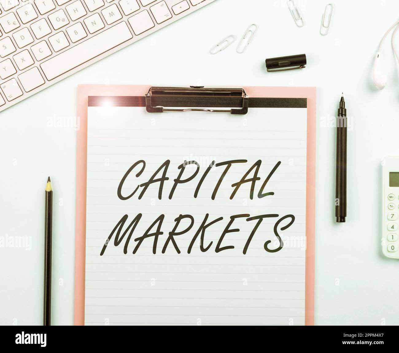 Textüberschrift zur Darstellung von Kapitalmärkten. Mit der Geschäftsausstellung können Unternehmen Mittel beschaffen, indem sie Marktsicherheit bieten Stockfoto