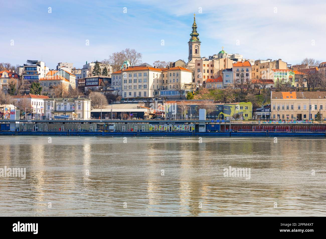 Schöne Aussicht auf das historische Zentrum von Belgrad am Ufer der Save, Serbien Stockfoto
