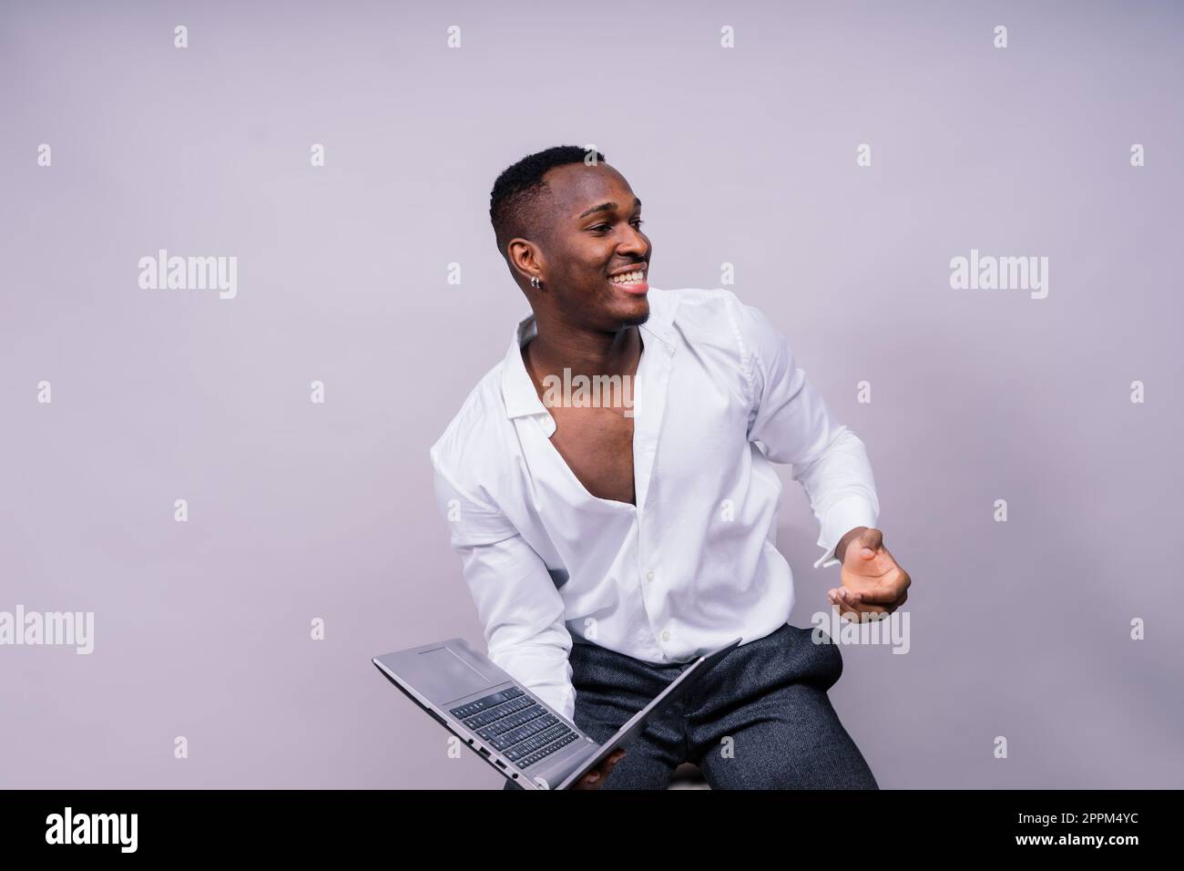 Afroamerikanischer Geschäftsmann, isoliert im Studiohintergrund, erfolgreicher männlicher Anzug Stockfoto