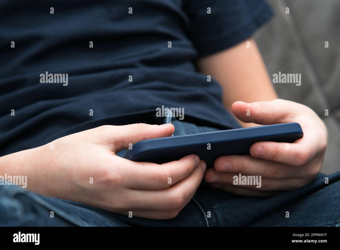 Männliche Hände spielen Videospiele auf Smartphone-Nahaufnahme. Ein Mann, der ein Mobiltelefon benutzt, um ein Spiel zu spielen oder Online-Videoinhalte anzusehen. Stockfoto