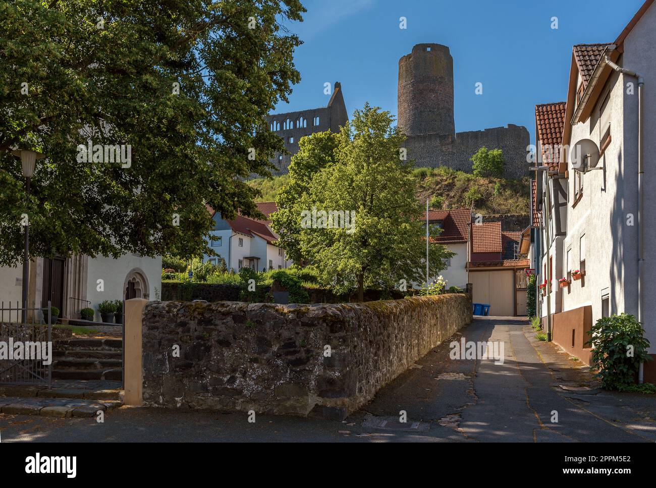 Ruine des mittelalterlichen Münzberger Schlosses in Hessen Stockfoto