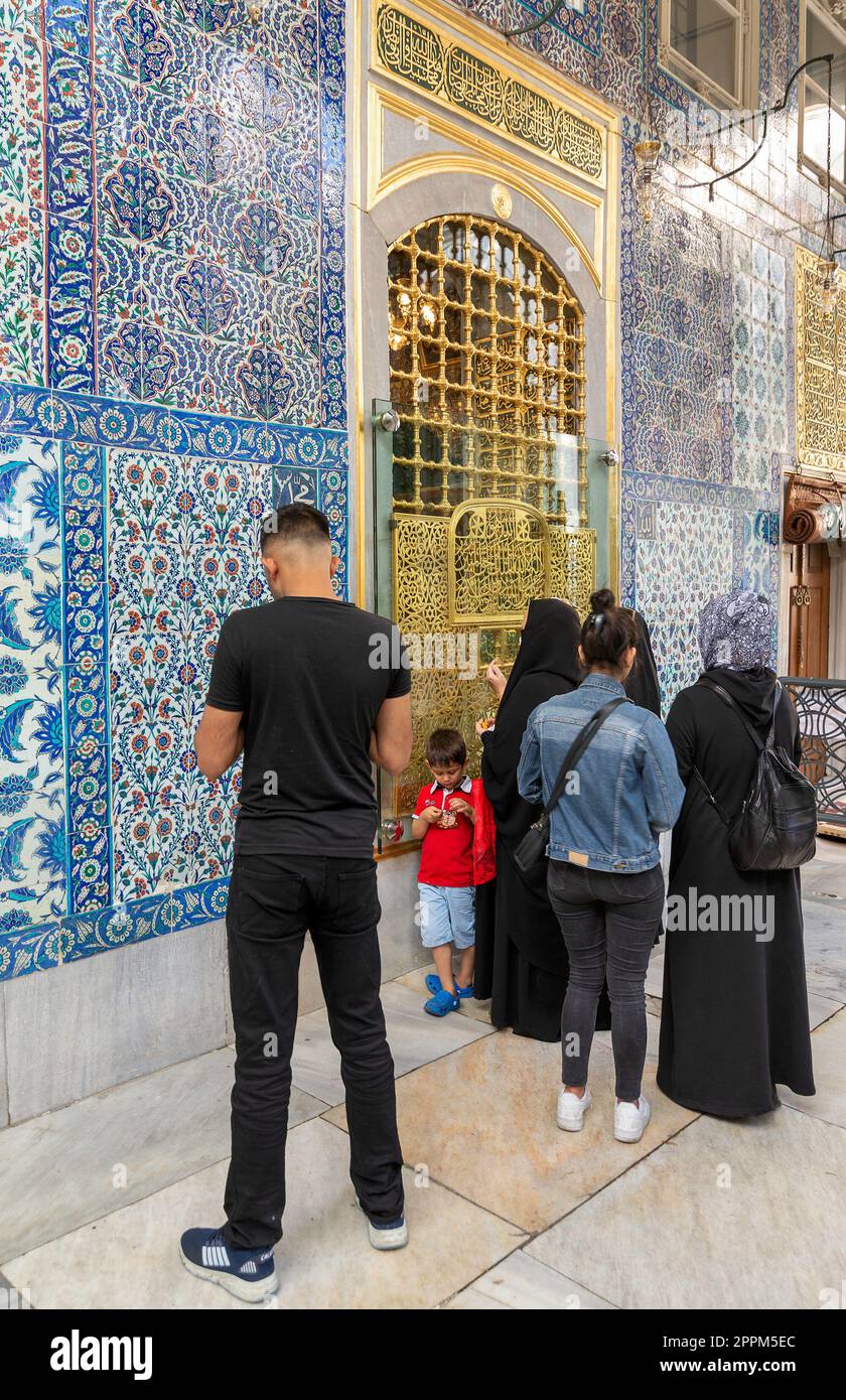 Menschen beten vor dem Grab von Abu Ayyub al-Ansari in der Eyup Sultan Moschee, Istanbul, Türkei Stockfoto