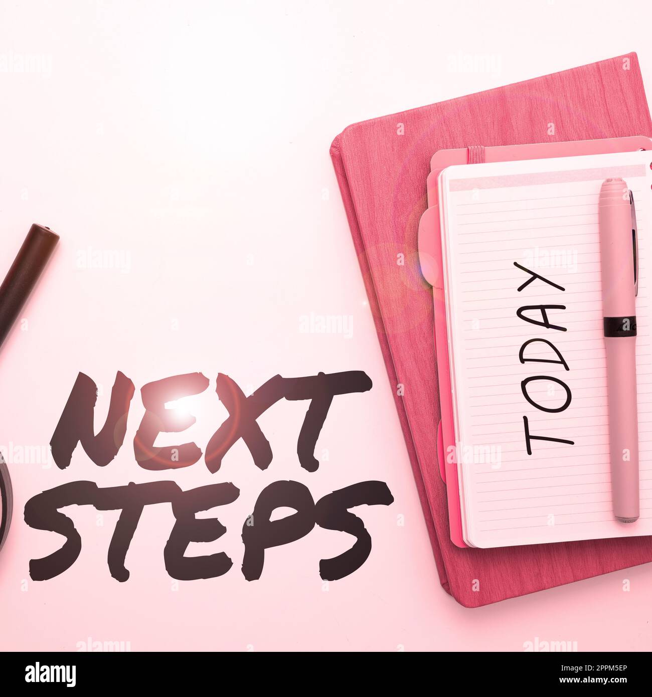 Inspiration mit Schild „Nächste Schritte“. Wort für Zahl des Prozesses, der nach der aktuellen Planung erstellt wird Stockfoto