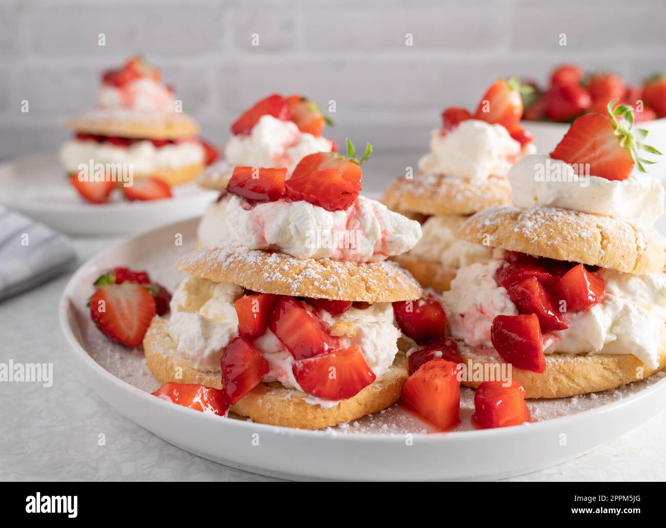 Erdbeer-Shortcakes auf einem weißen Teller Stockfoto