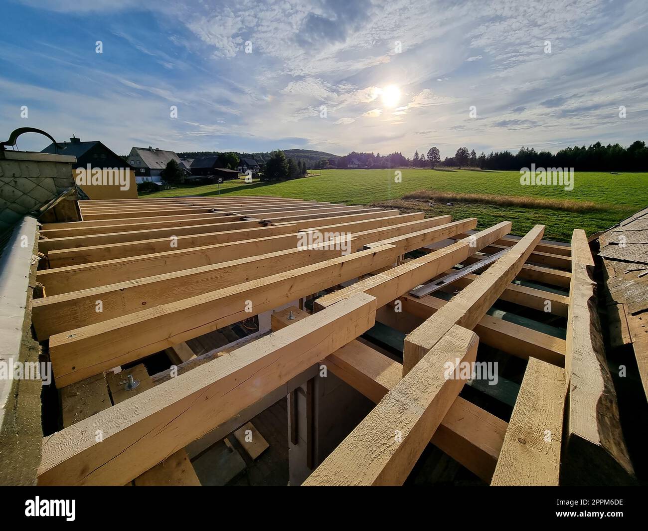 Flachdachsystem mit Holzholz, Balken und Schindeln Stockfoto