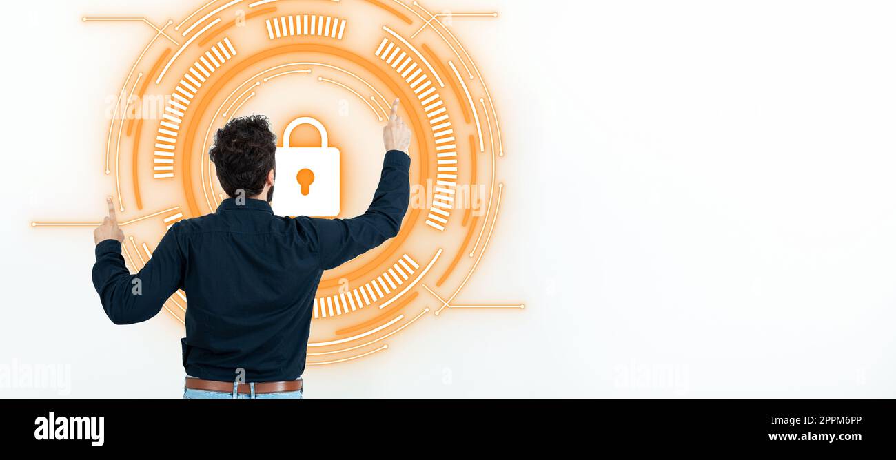 Ein Gentleman im dunklen Hemd zeigt mit zwei Fingern auf den virtuellen Knopf. Futuristisches digitales Design präsentiert wichtige Informationen und Agenda. Geschäftsideen. Stockfoto