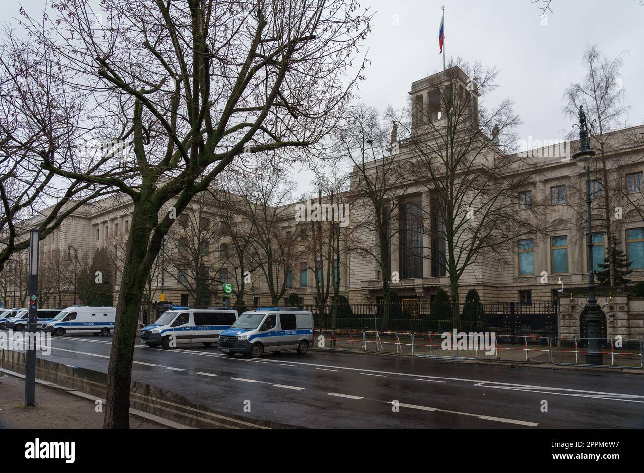 BERLIN - 25. FEBRUAR 2023: Polizeisperre vor der russischen Botschaft unter der Linden. Stockfoto