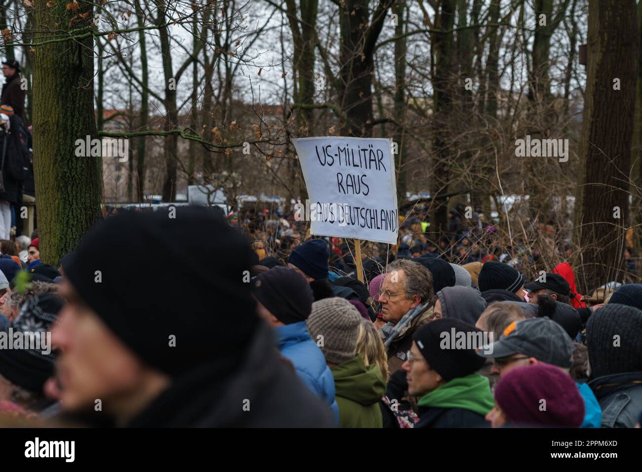 BERLIN - 25. FEBRUAR 2023: Eine große Demonstration am Brandenburger Tor unter dem Motto "Manifest für den Frieden". Friedensverhandlungen statt Waffen! Stockfoto