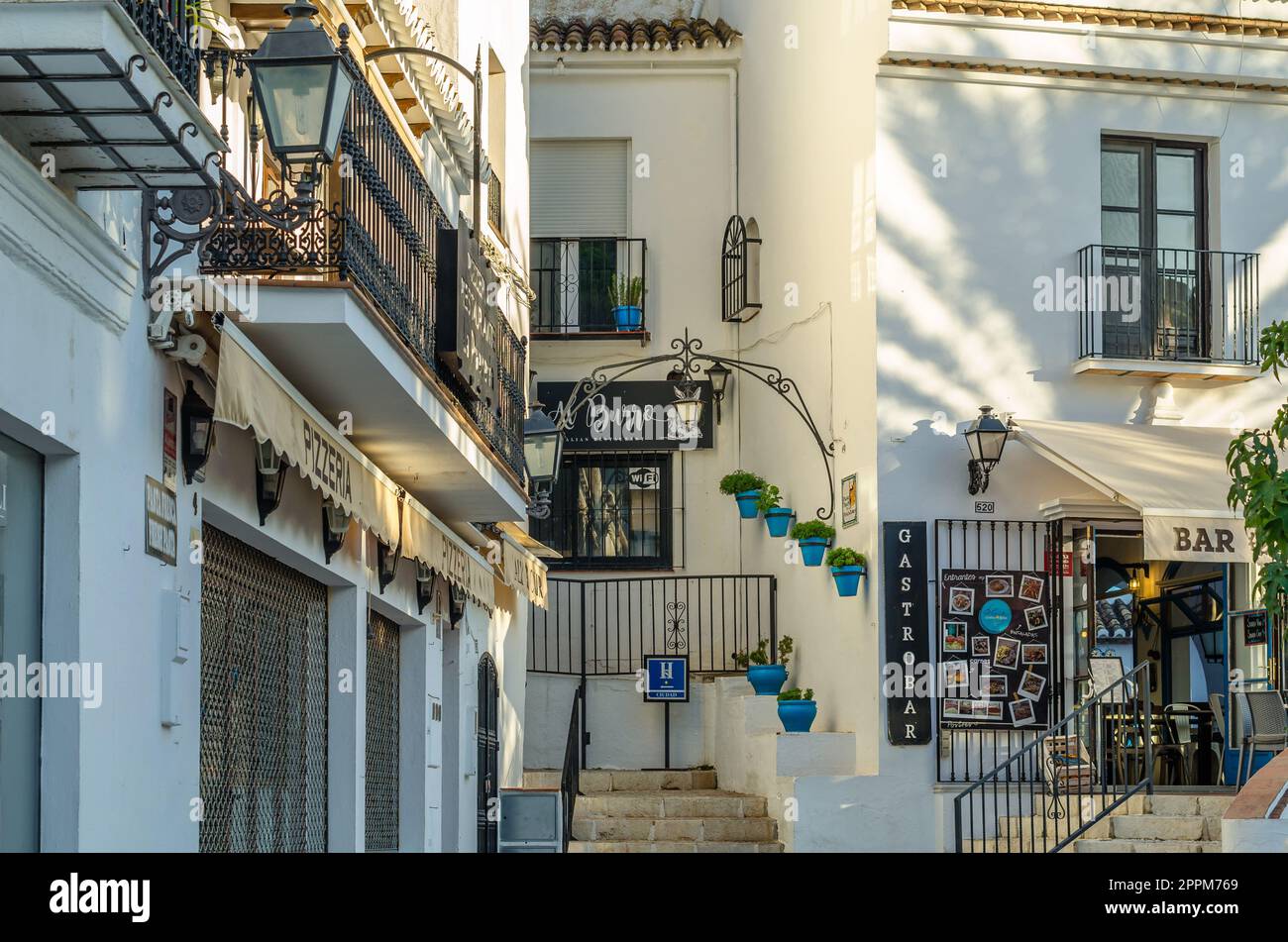 MIJAS, SPANIEN - 9. OKTOBER 2021: Blick auf Straßen und typische Architektur in der Stadt Mijas, an der Costa del Sol, Provinz Malaga, Andalusien, Südspanien Stockfoto
