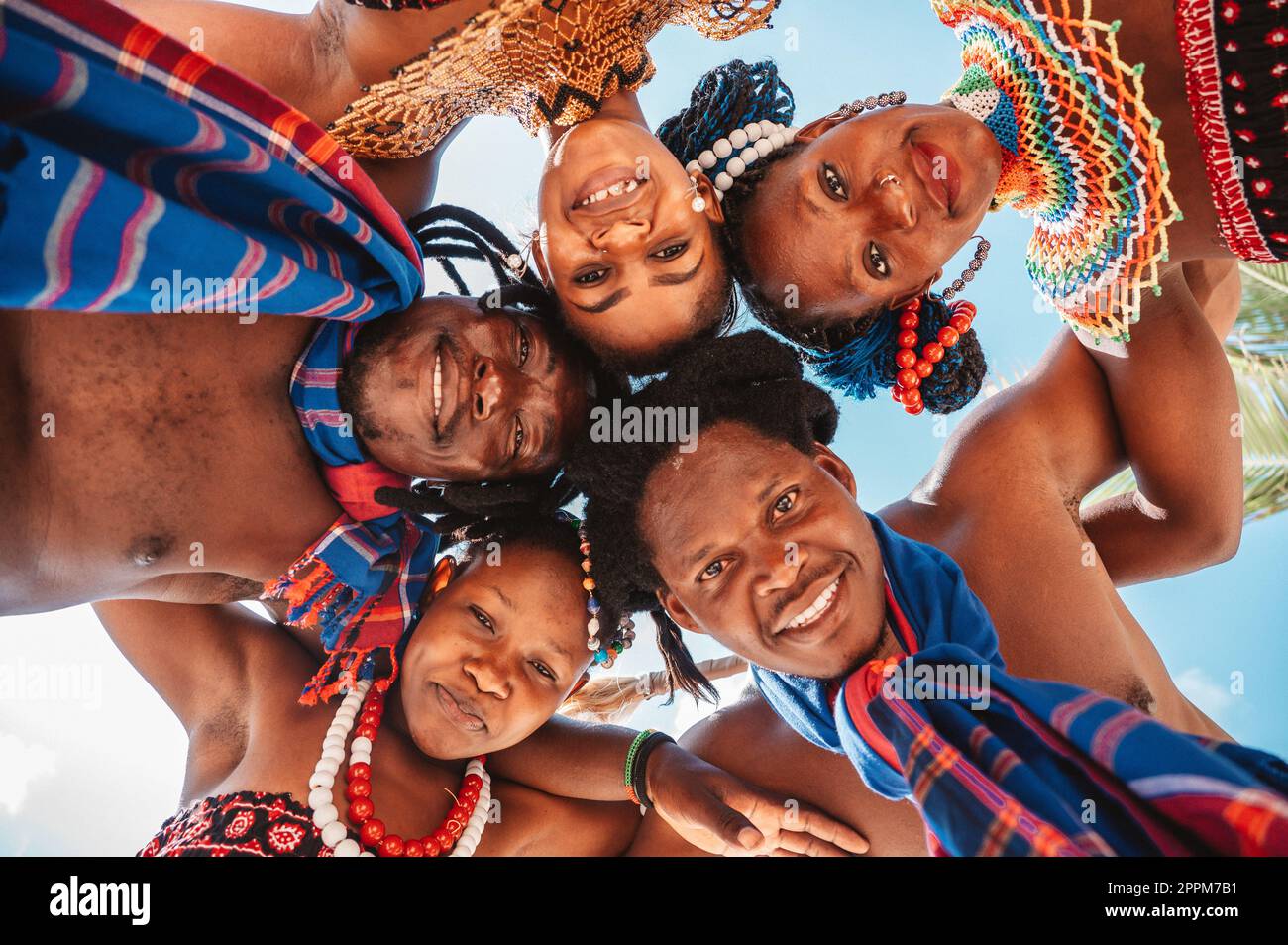 Kenianische Freunde lachten zusammen mit typischen einheimischen Klamotten Stockfoto