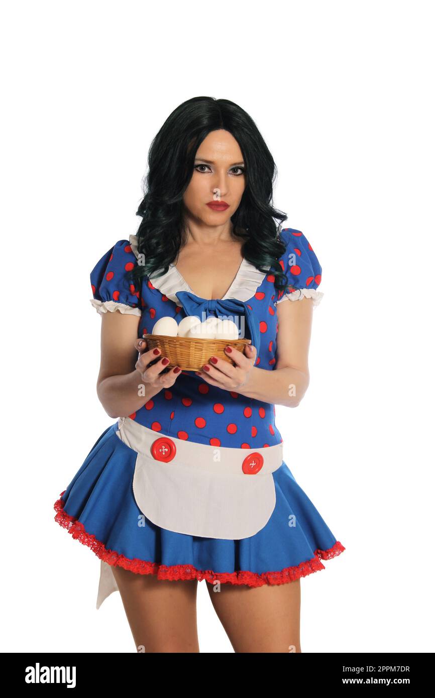 Frau in Retro-Kleid, die einen Korb mit frischen Eiern hält Stockfoto