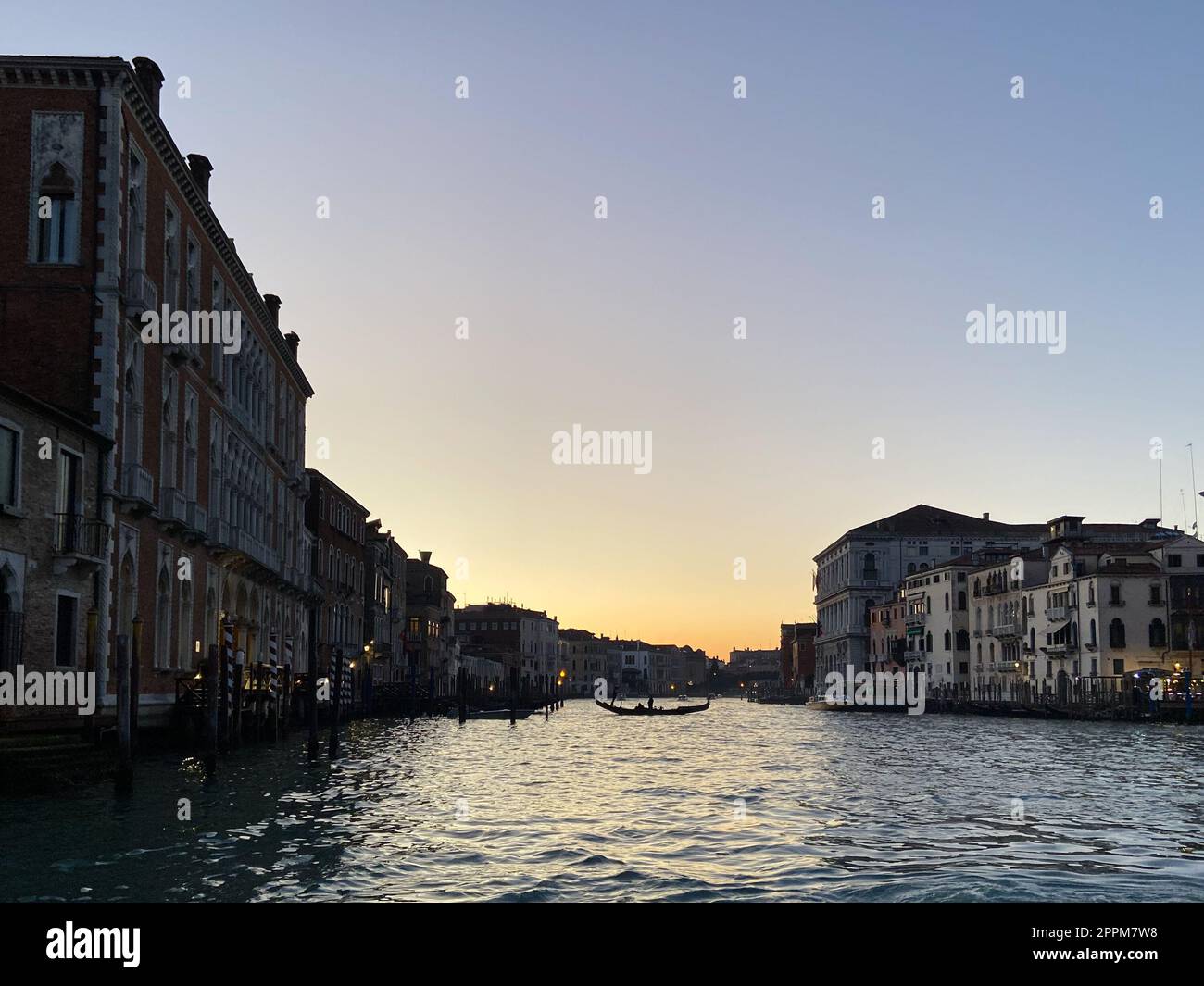 Wasseroberfläche des Canale Grande in Venedig am Abend Stockfoto