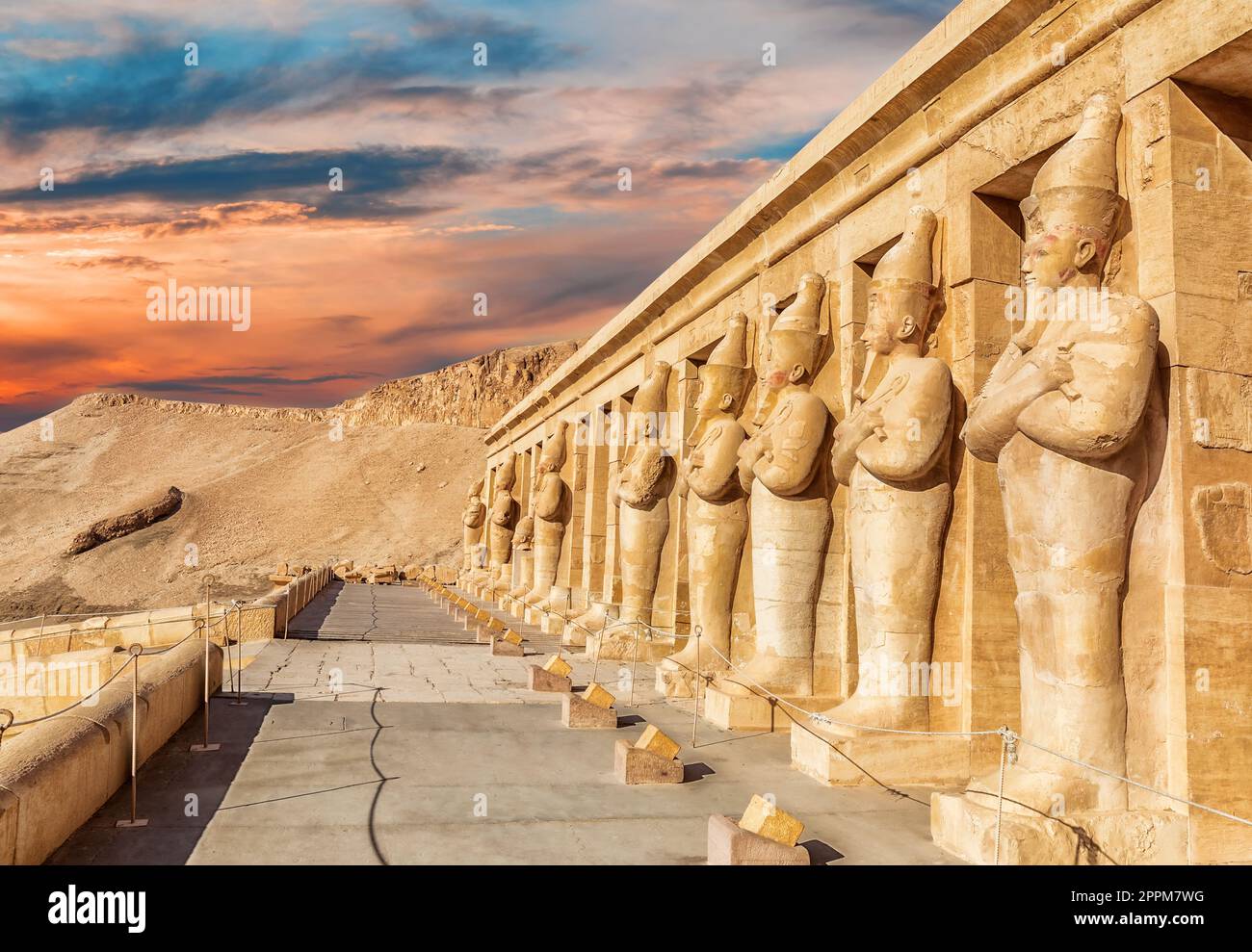 Nördliche Kolonnaden Fassade des Leichentempels der Hatschepsut, Luxor, Ägypten Stockfoto