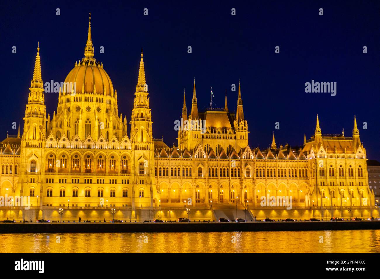 Die Donau in der Nähe von Budapest mit dem Parlamentsgebäude bei Nacht beleuchtet Stockfoto
