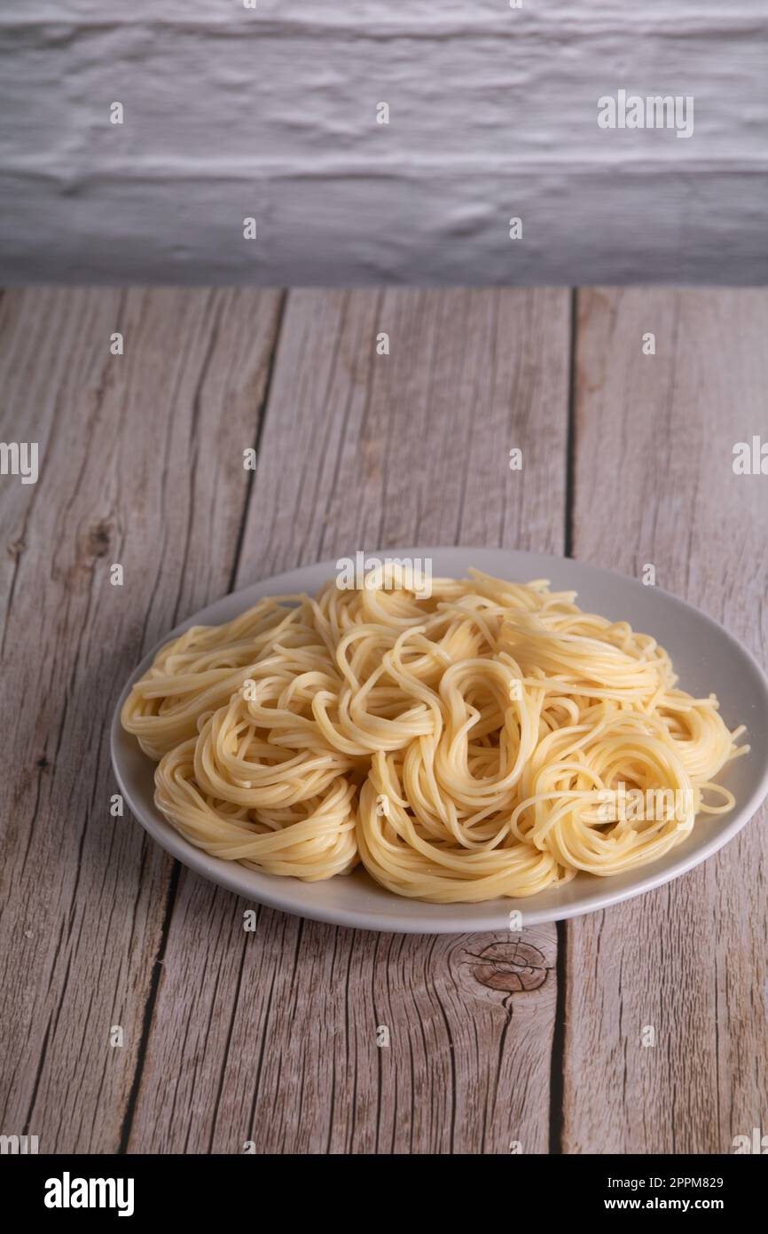 Foto von leeren Spaghetti auf einem Teller mit hellem Hintergrund Stockfoto