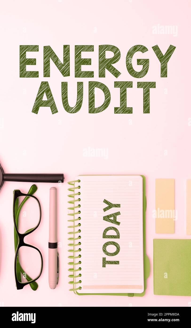 Textzeichen mit „Energy Audit“. Bewertung des Energiebedarfs und der Effizienz eines Gebäudes im Geschäftsüberblick Stockfoto