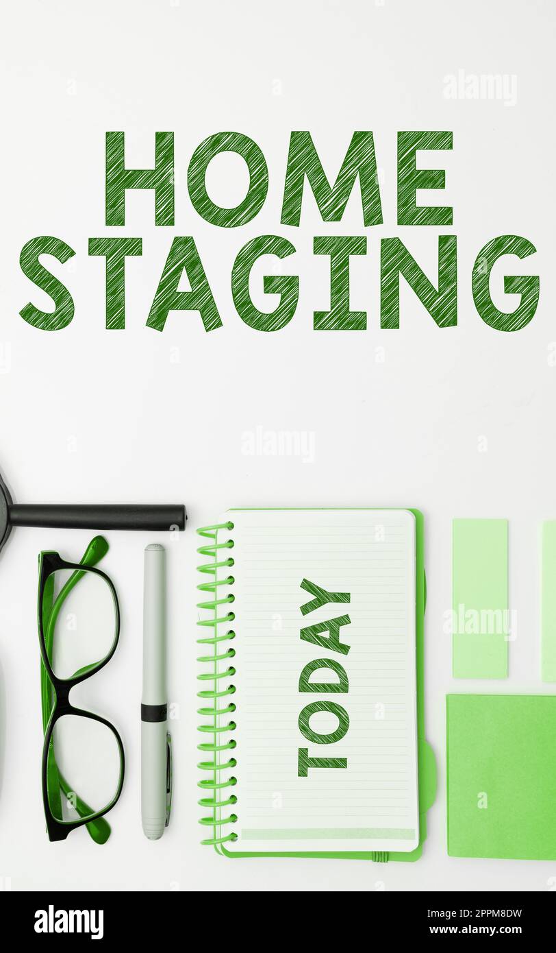 Inspiration mit dem Schild „Home Staging“. Wort für die Vorbereitung einer Privatwohnung zum Verkauf auf dem Immobilienmarkt Stockfoto