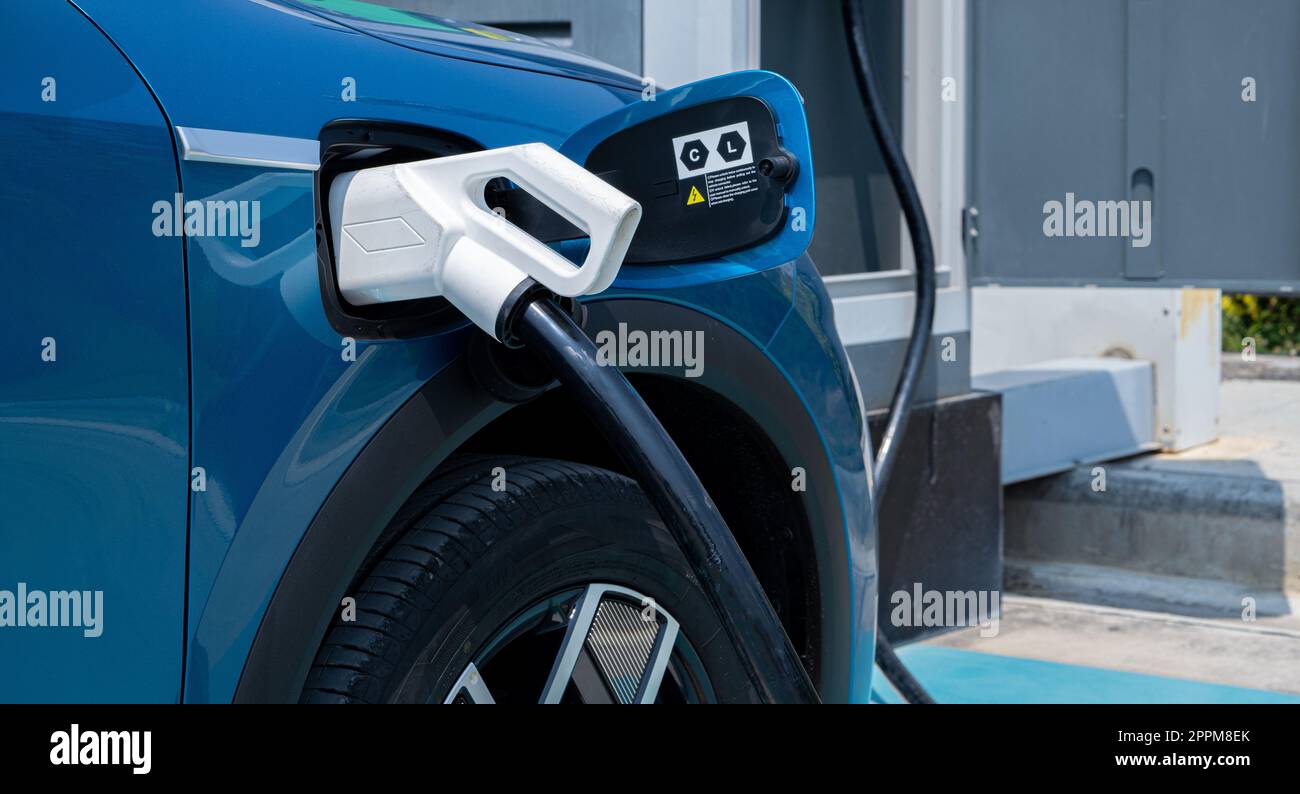 Autoladung an der Ladestation für Elektroautos. Ladestation für Elektrofahrzeuge zum Laden der EV-Batterie. Ladestation am Parkplatz. Saubere und nachhaltige Energie. Ladeanschluss für kommerzielle Elektrofahrzeuge. Stockfoto