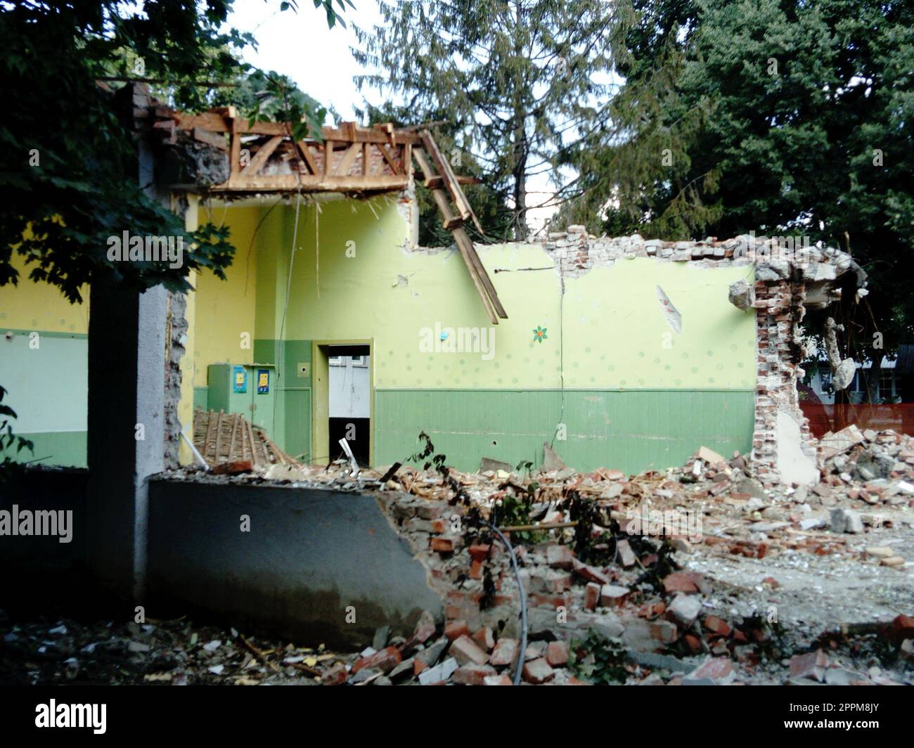 Sremska Mitrovica, Serbien, 13. August 2020. Demontage und Abriss der alten Schule, benannt nach Jovan Popovic. Löcher in den Wänden und der Decke. Ruiniertes Klassenzimmer Stockfoto