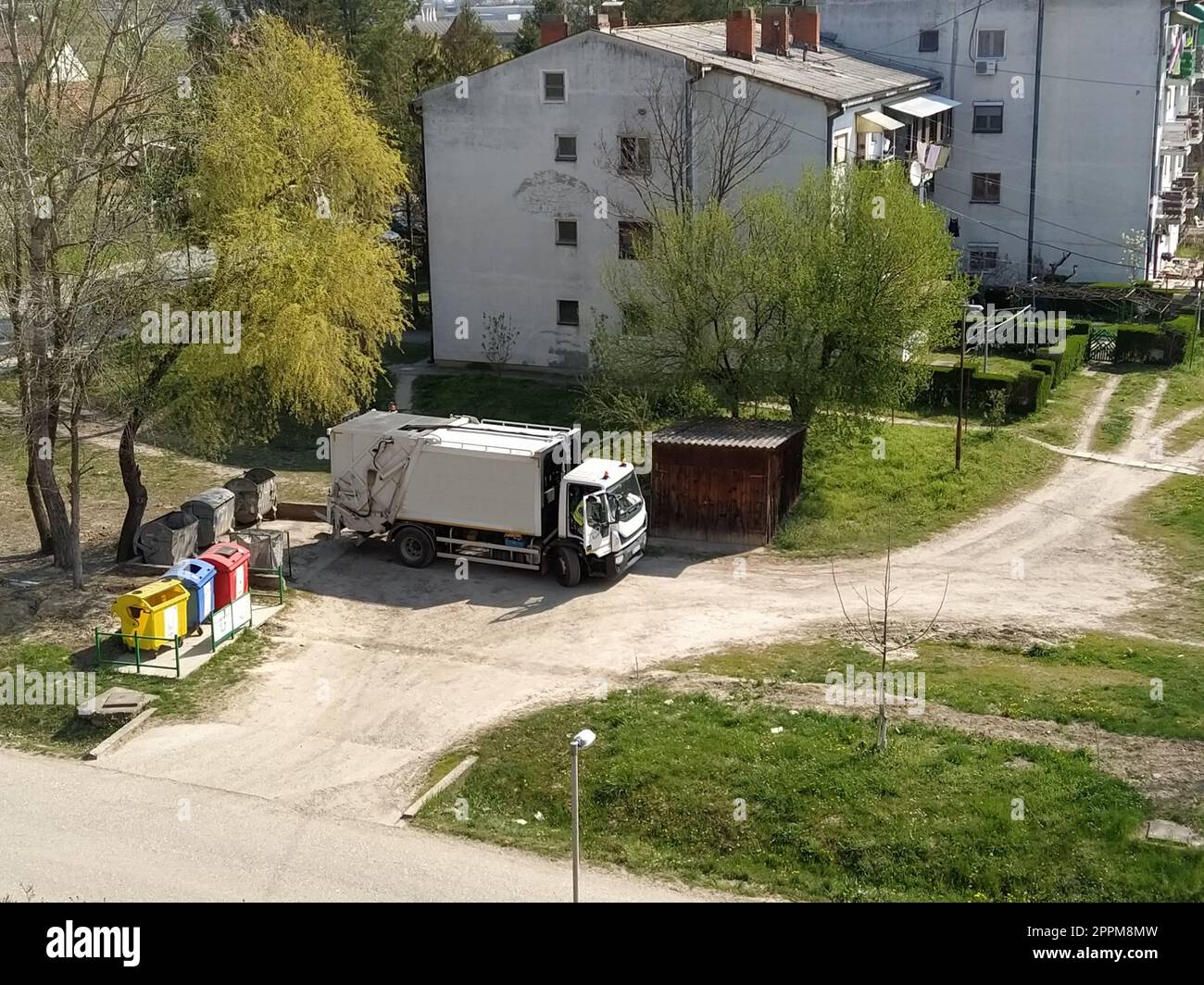 Sremska Mitrovica, Serbien, 1. Juni 2020. Müllwagen auf der Straße. Kommunale und städtische Dienste. Abfallbewirtschaftung und -Entsorgung. Der Wagen fährt vor den Mülltonnen vor Stockfoto