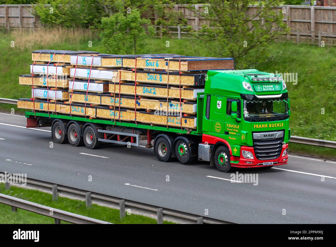 Frank Buckle Penrith 2009 DAF Trucks Green 12902 cm3, Artic Flat Trailer Stockfoto