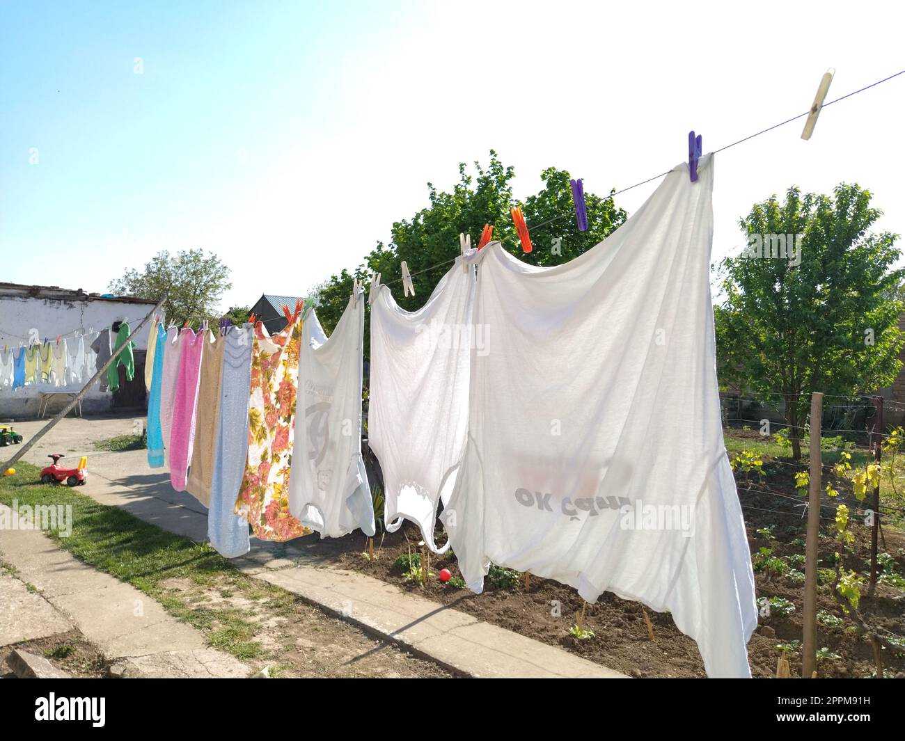Sremska Mitrovica, Serbien 10. Juli 2020, Handtücher und Kleidung trocknen an einem Seil. Hausfrauen-Sorgen. Das feuchte Tuch wird zur weiteren Trocknung an Wäscheklammern aufgehängt. Große Wäsche Stockfoto
