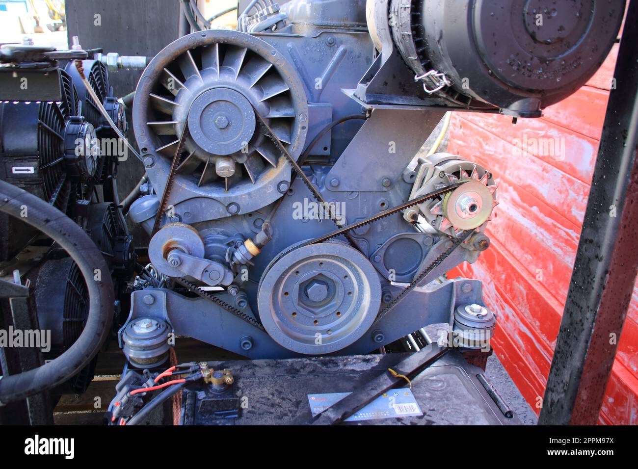 Detailaufnahme der Antriebe eines Dieselmotors Stockfoto