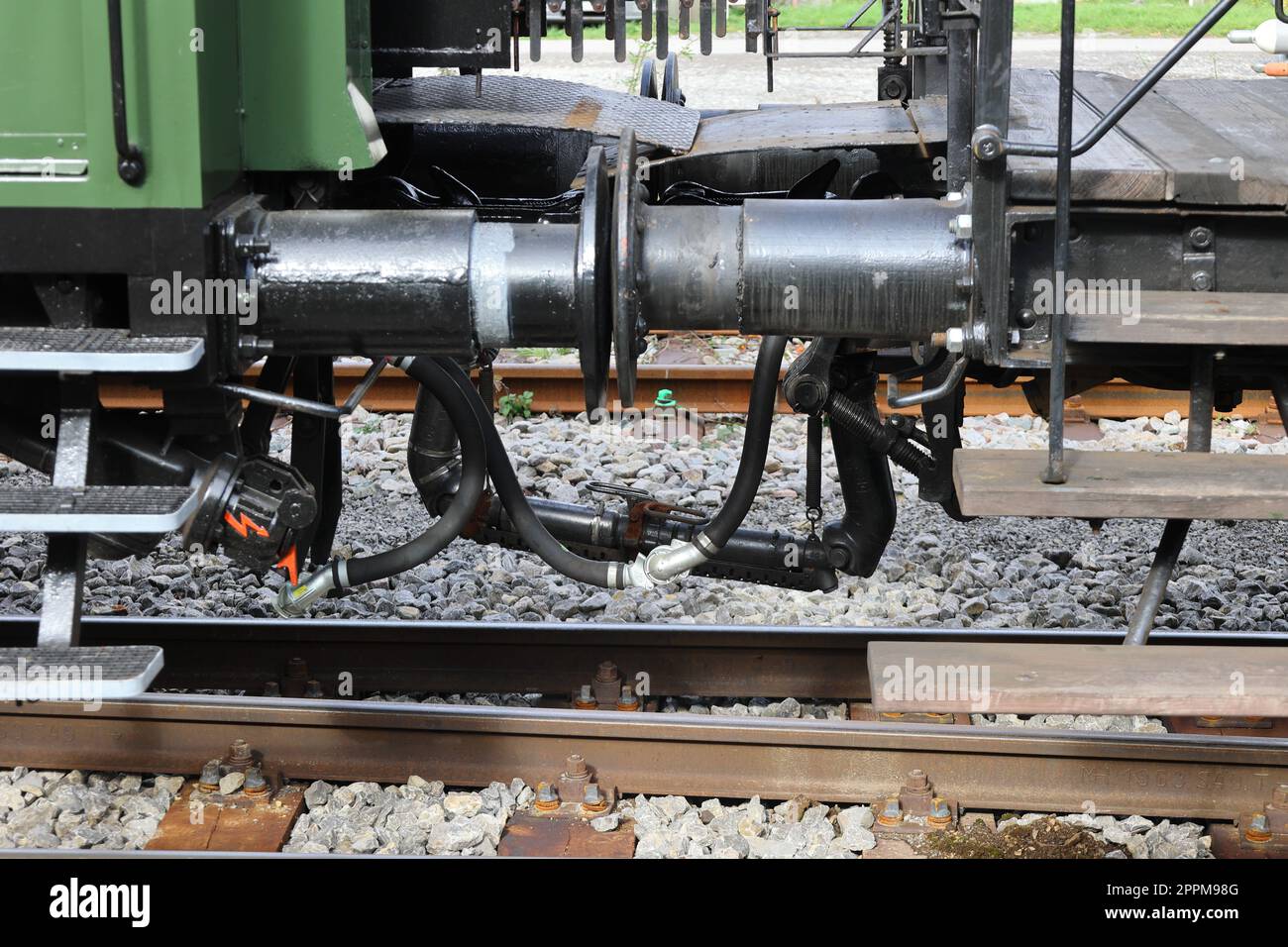 Kopplungs- und Luftleitung an einem alten Eisenbahnwaggon Stockfoto