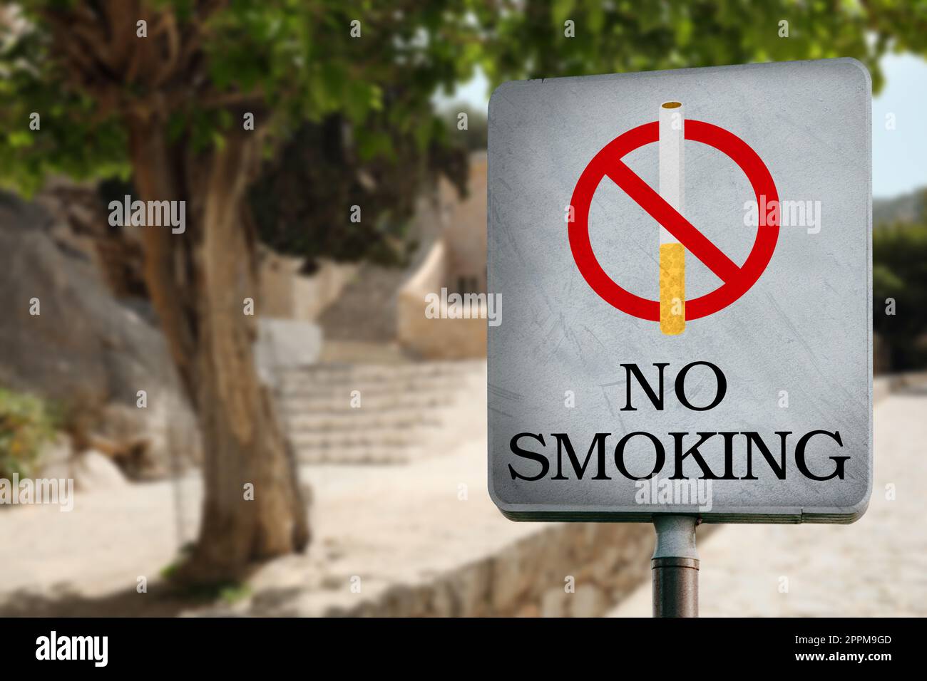 Schild „Rauchen verboten“ auf der Straße der Stadt, Platz für Text Stockfoto