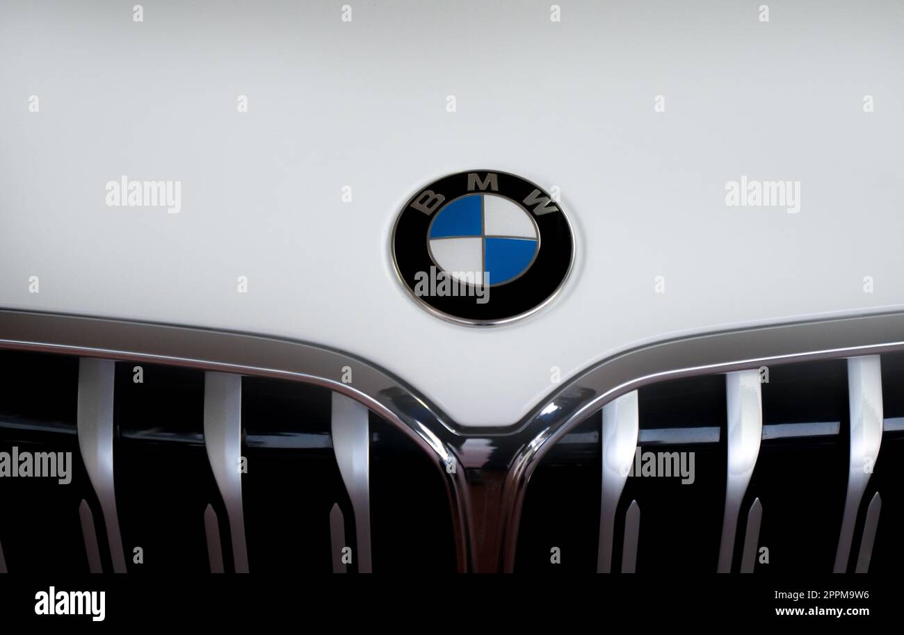 KHON KAEN, THAILAND – 18. DEZEMBER 2022: Nahaufnahme eines BMW-Autos mit Firmenlogo. Luxuswagenmarke. BMW ist eine Abkürzung für Bayerische Motoren Werke. Das runde blau-weiße BMW-Logo auf dem weißen BMW-Auto. Stockfoto