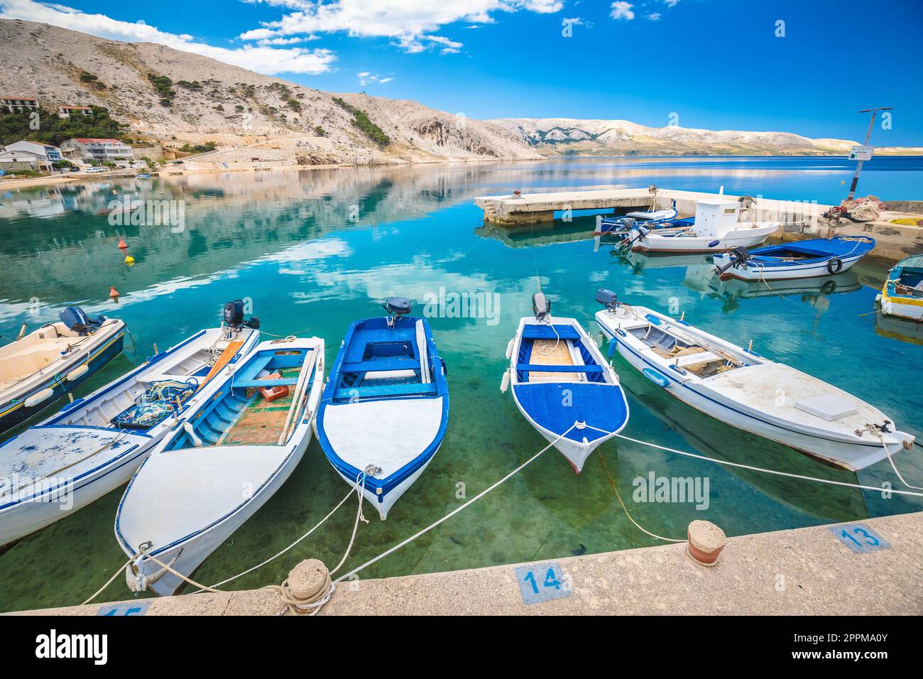 Idyllisches Küstendorf Metajna Hafenblick, Insel Pag Stockfoto