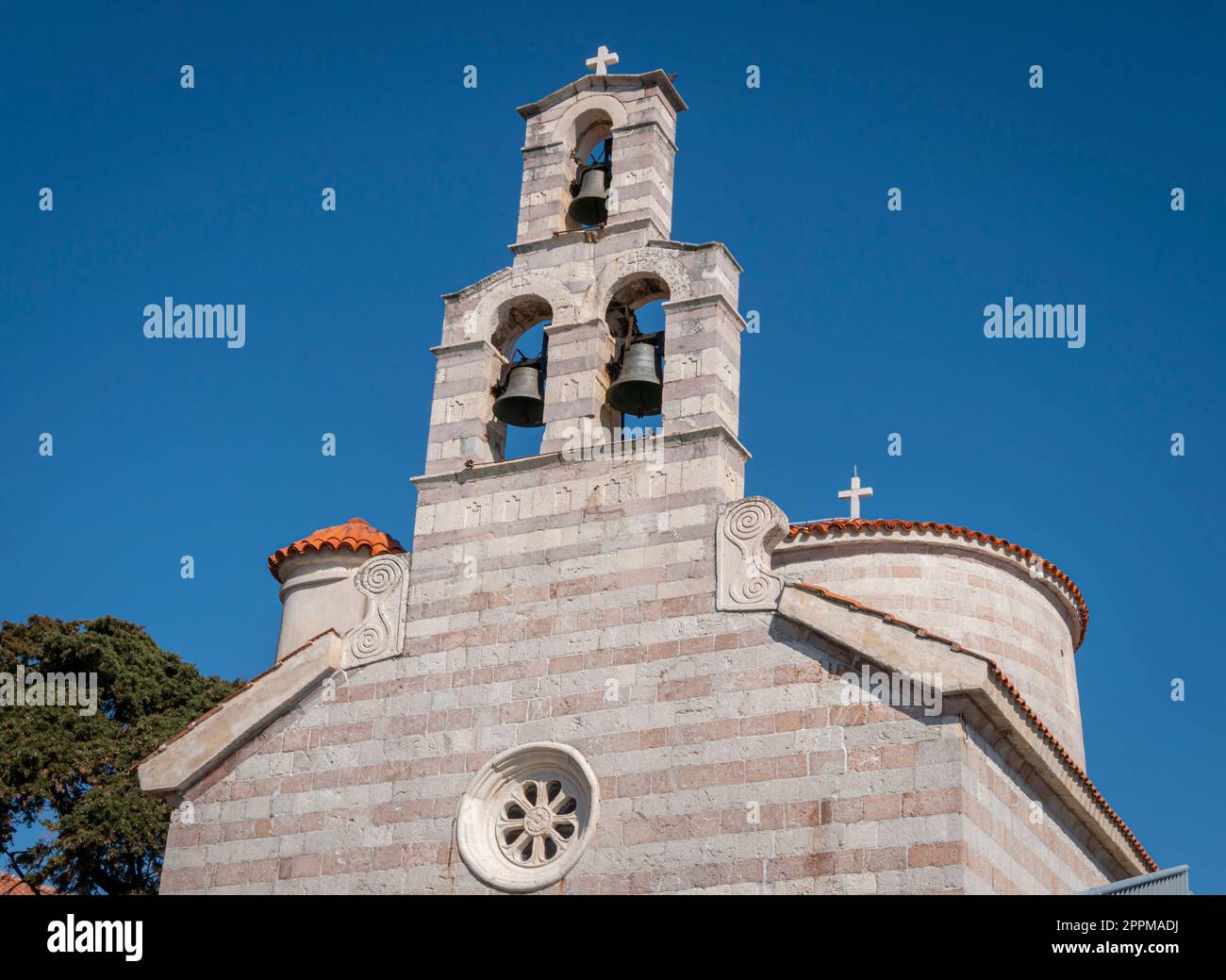 Dreifaltigkeitskirche in der Altstadt von Budva, Montenegro Stockfoto