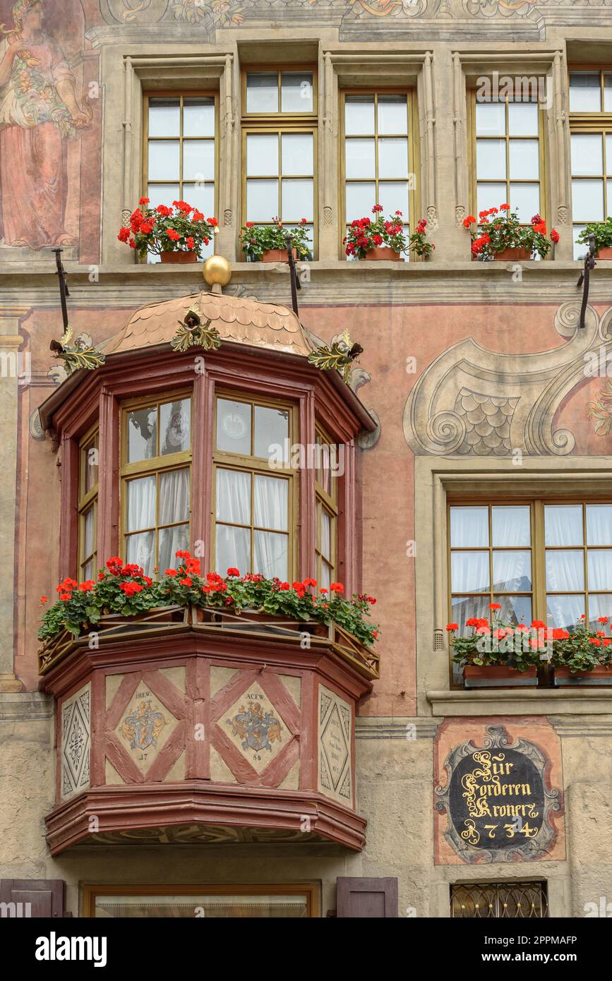 Nahaufnahme des farbenfrohen Hauses mit Fresko-Gemälden und Oriel am Rathausplatz in der mittelalterlichen Altstadt Stein am Rhein Stockfoto