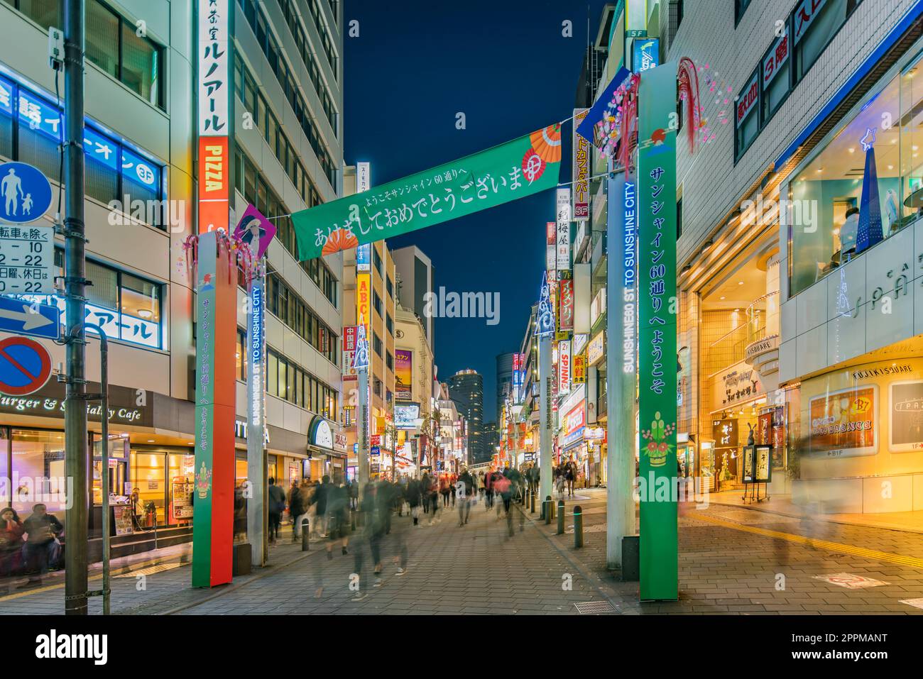 ikebukuro, japan - dezember 31 2019: Nachtansicht der Menschenmenge auf der Fußgängerüberfahrt der Sunshine 60 Street, die zur berühmten otome Road dec führt Stockfoto