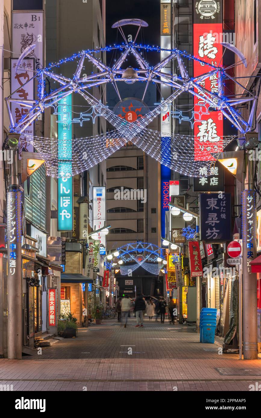 ikebukuro, japan - dezember 31 2019: Nachtansicht des beleuchteten Eingangstors der Sunshine Central Street, die den östlichen Ausgang von Ikebukuro verbindet Stockfoto