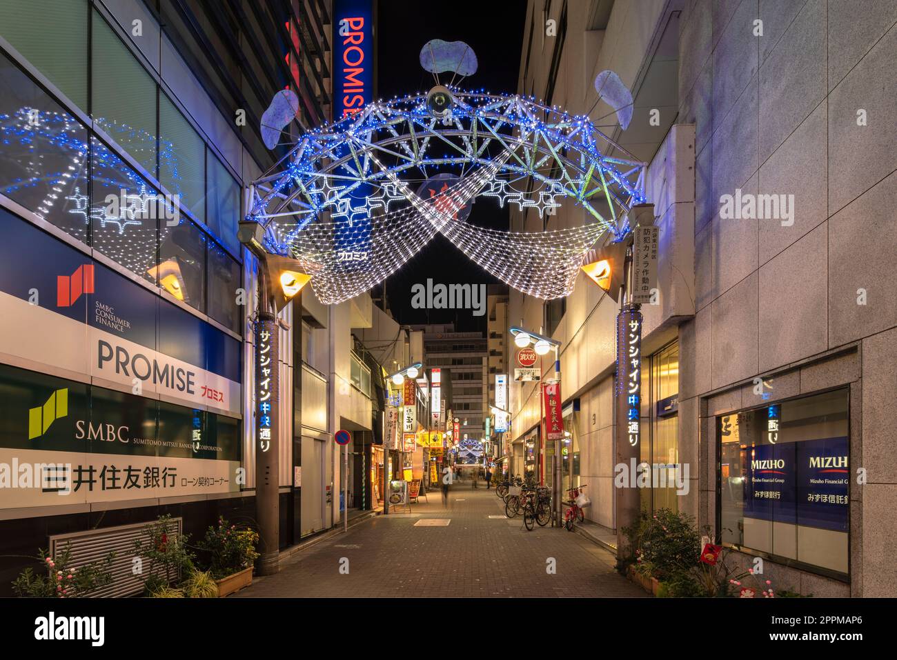 ikebukuro, japan - dezember 31 2019: Nachtansicht des beleuchteten Eingangstors der Sunshine Central Street, die den östlichen Ausgang von Ikebukuro verbindet Stockfoto