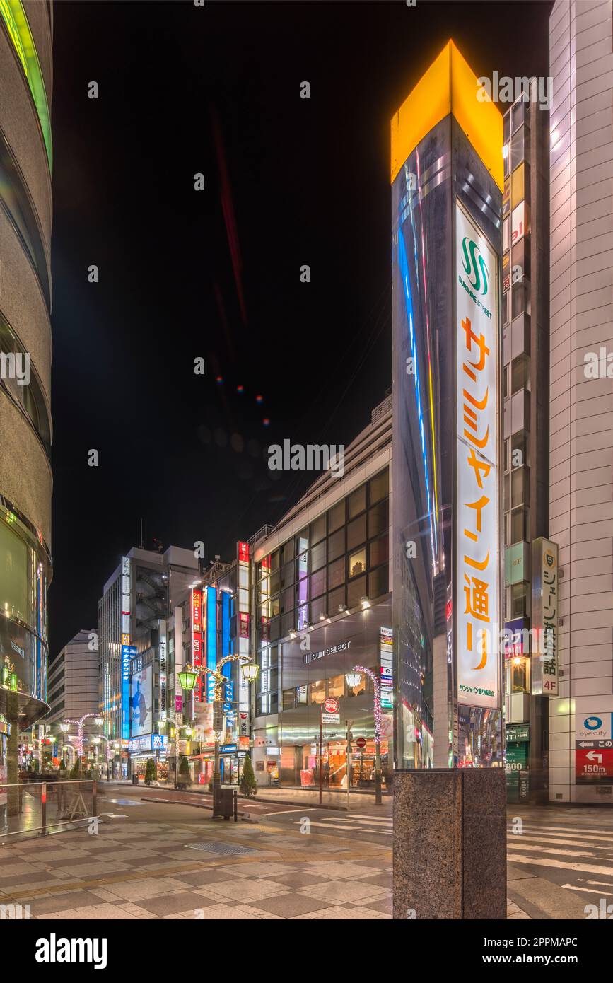 ikebukuro, japan - dezember 31 2019: Metallmast mit dem Namen der Sunshine Street, die den östlichen Ausgang des Ikebukuro Bahnhof mit dem ot verbindet Stockfoto