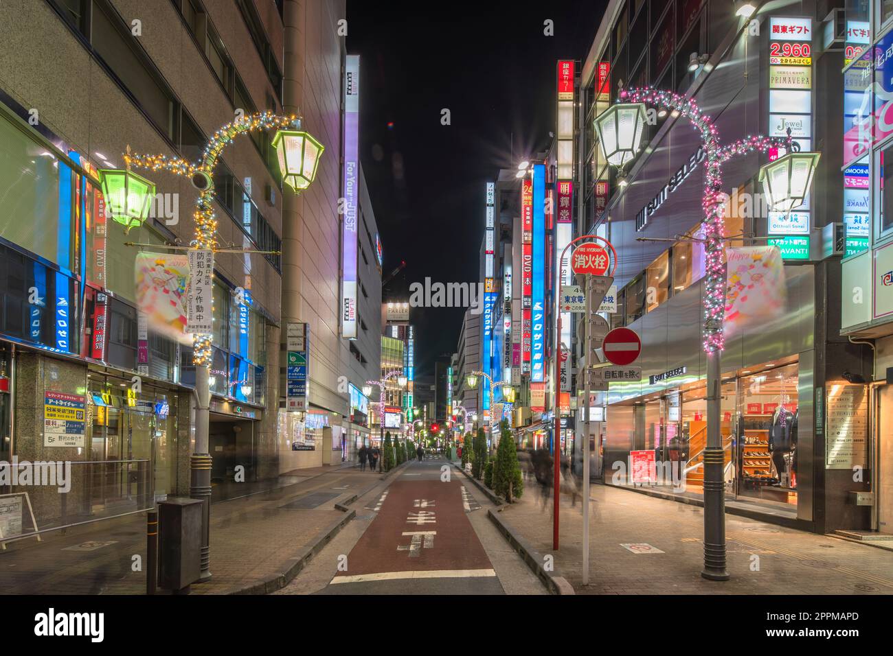 ikebukuro, japan - dezember 31 2019: Nachtansicht der Sunshine Street am Ostausgang des Ikebukuro Bahnhofs mit Restaurants und Geschäften illumina Stockfoto