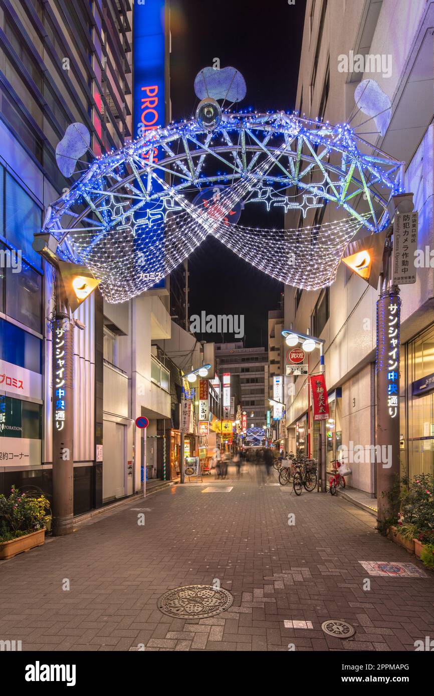 ikebukuro, japan - dezember 31 2019: Nachtansicht des beleuchteten Eingangstors der Sunshine Central Street, die den östlichen Ausgang von Ikebukuro verbindet Stockfoto